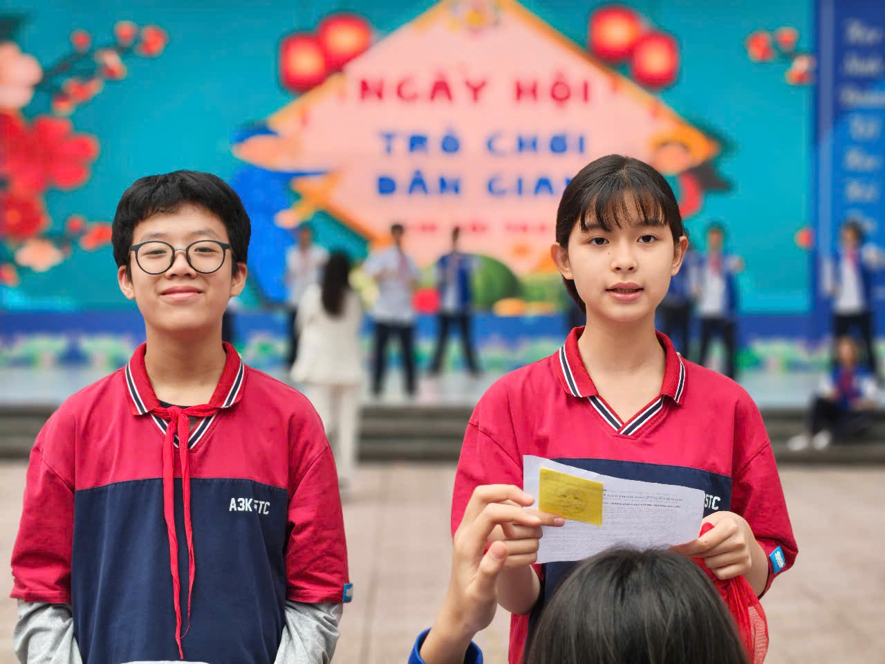 Ảnh có chứa trang phục, người, Mặt người, cậu bé

Nội dung do AI tạo ra có thể không chính xác.