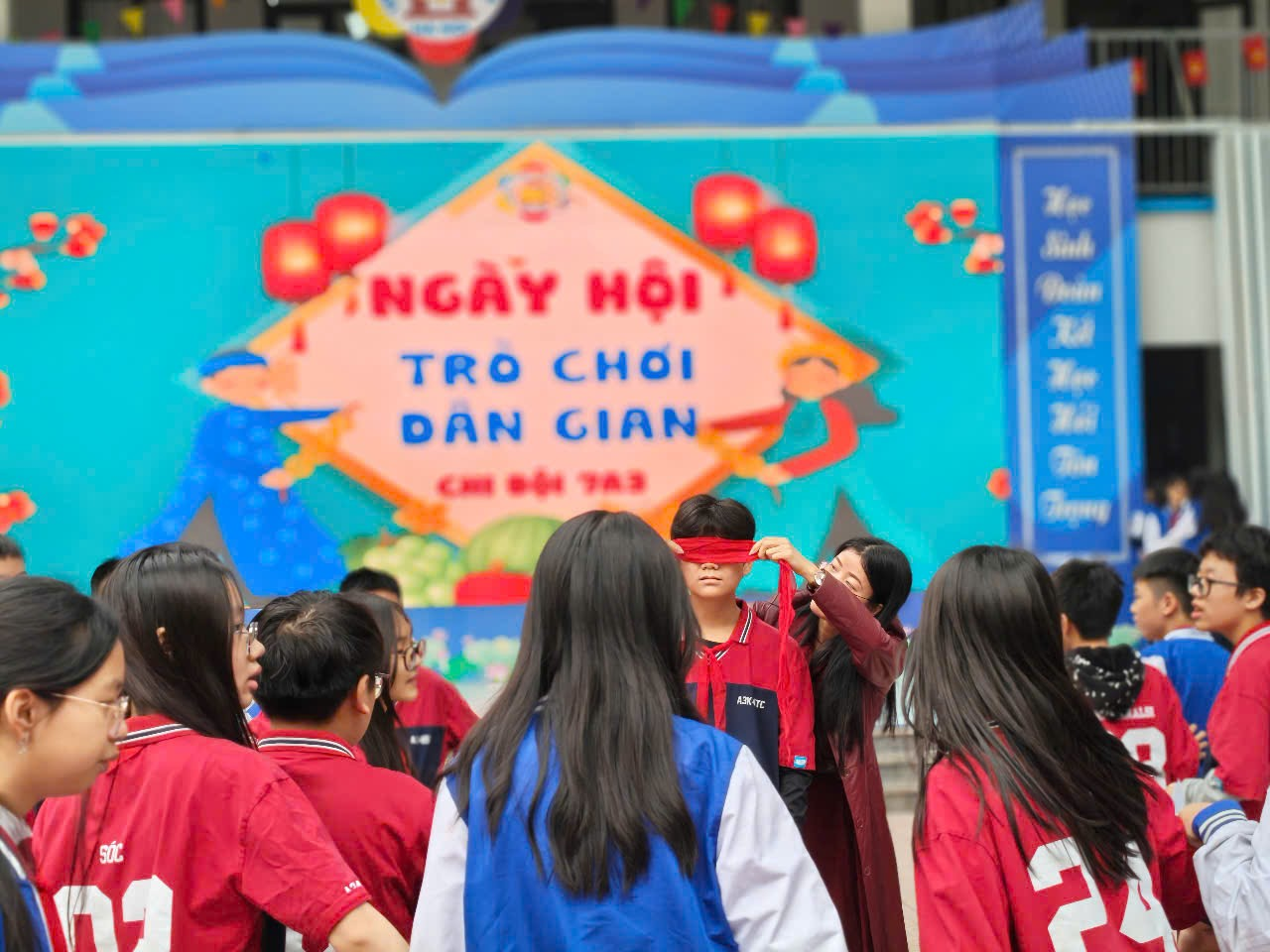 Ảnh có chứa trang phục, người, cô gái, Mặt người

Nội dung do AI tạo ra có thể không chính xác.