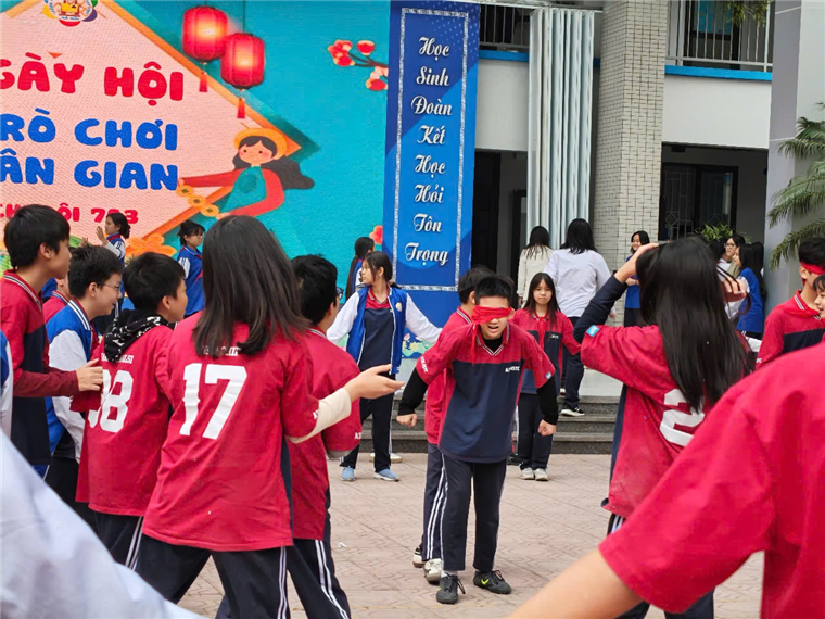 Ảnh có chứa trang phục, người, giày dép, ngoài trời

Nội dung do AI tạo ra có thể không chính xác.
