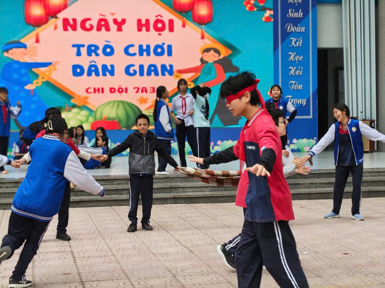 Ảnh có chứa trang phục, giày dép, người, ngoài trời

Nội dung do AI tạo ra có thể không chính xác.
