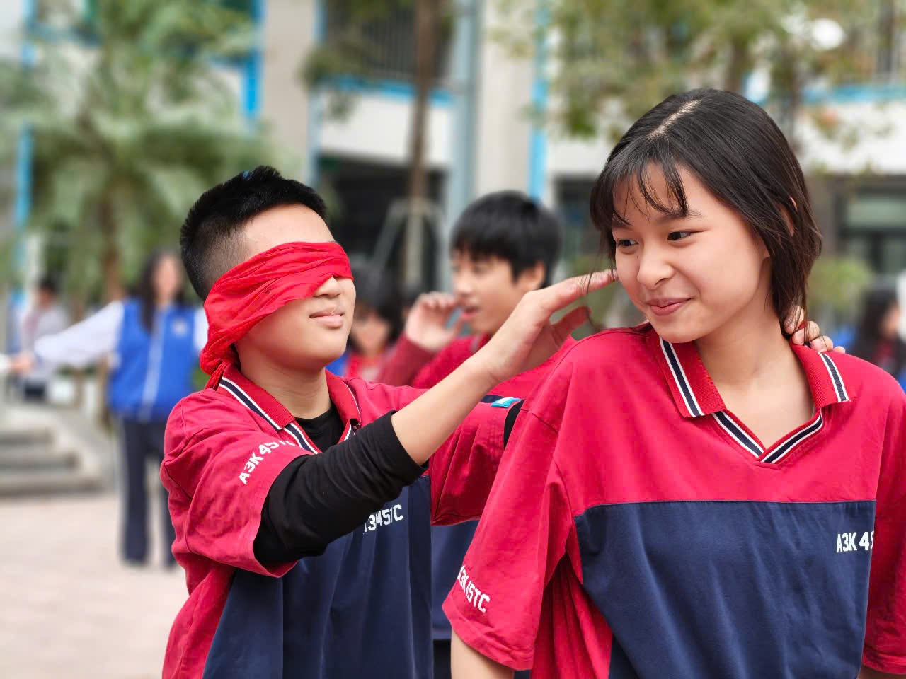 Ảnh có chứa người, Mặt người, ngoài trời, trang phục

Nội dung do AI tạo ra có thể không chính xác.