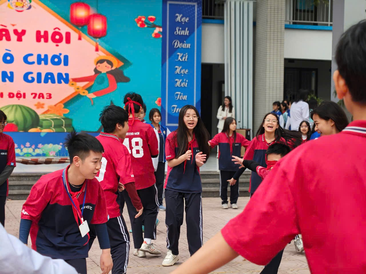 Ảnh có chứa trang phục, người, cậu bé, giày dép

Nội dung do AI tạo ra có thể không chính xác.