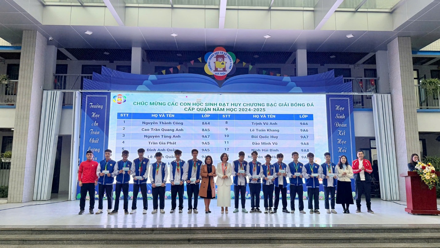 Có thể là hình ảnh về 6 người và văn bản cho biết 'HÁNỘI TRHỒNg A CHÚC MỪNG CÁC STT en Ho VAT ATEN CẤP QUẶN NÃM 3 HUY CHƯƠNG BAC GIÁI BÓNG ĐÁ Nguyan Thành Công Tran Quang Anh Nguyen TungA Anh doen Chal fuona .. B 8A4 8A5 Trịnh 9A7 Gia ĐinhAr 10 Hoe Sinh ĐOÀn Anh Khang Have Huy LỚP 9AG 9A6 9A7 Quár 9A5 12 Dão 1inh Bình Hoe Hỏi 9A'