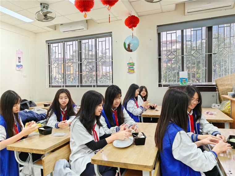 Ảnh có chứa trang phục, người, trong nhà, tường

Nội dung do AI tạo ra có thể không chính xác.