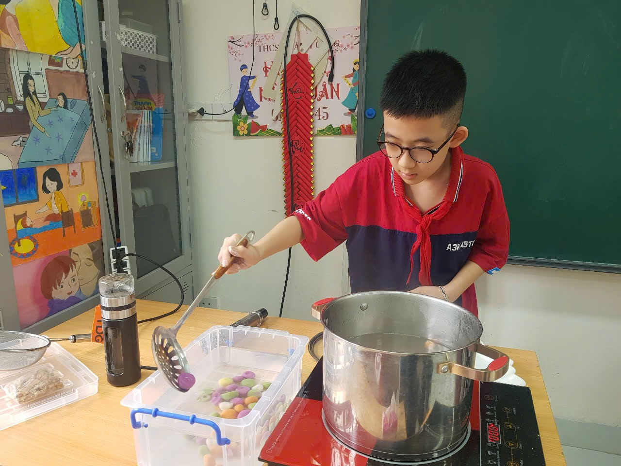 Ảnh có chứa trong nhà, người, tường, trang phục

Nội dung do AI tạo ra có thể không chính xác.