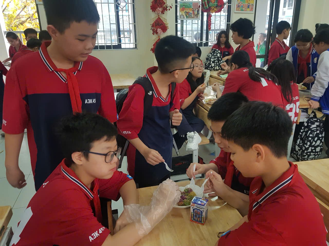 Ảnh có chứa trang phục, người, Mặt người, trong nhà

Nội dung do AI tạo ra có thể không chính xác.