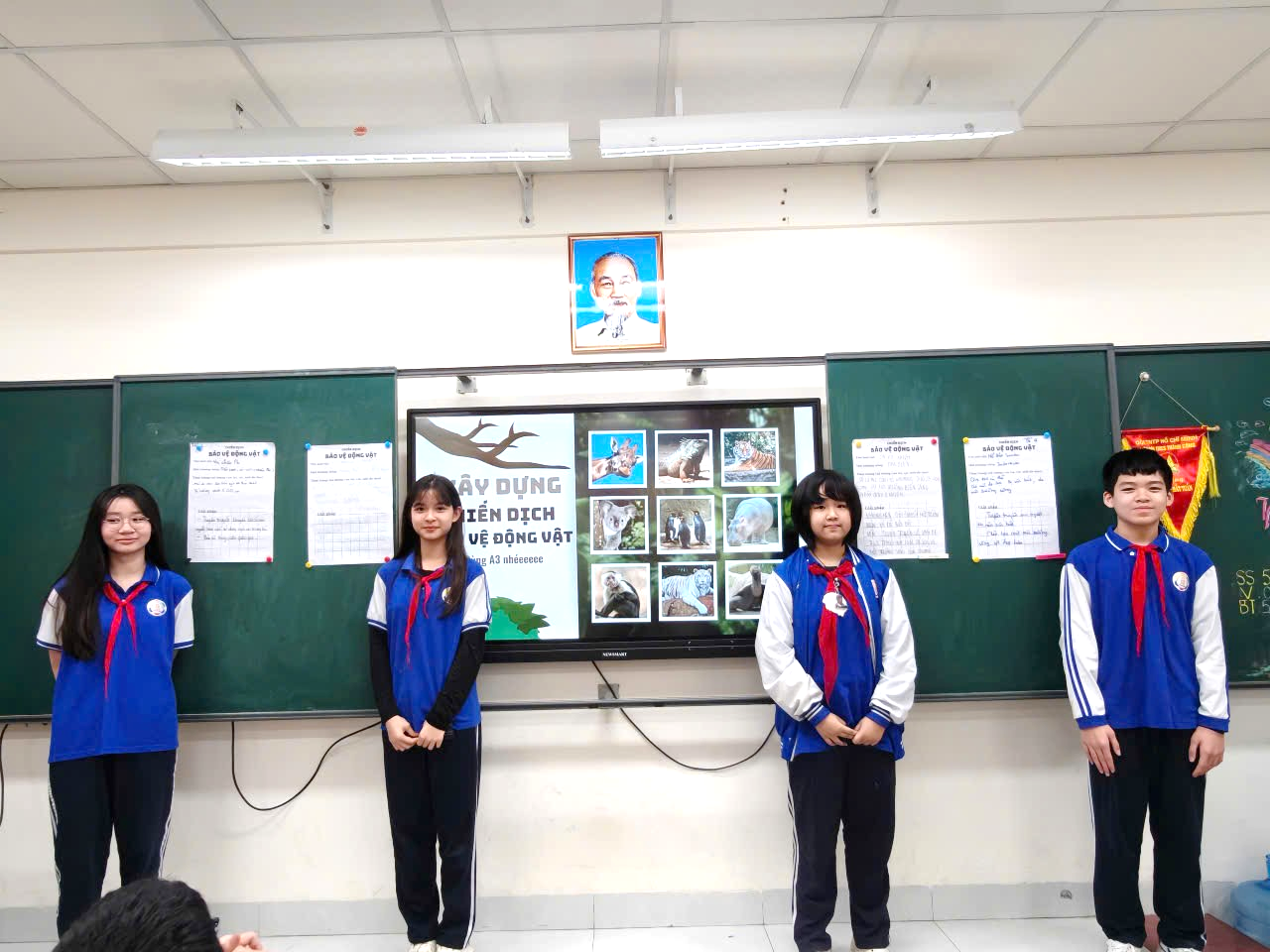 Ảnh có chứa trang phục, người, trong nhà, tường

Nội dung do AI tạo ra có thể không chính xác.
