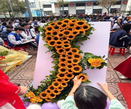 Ảnh có chứa trang phục, người, ngoài trời, Thiết kế hoa cỏ

Nội dung do AI tạo ra có thể không chính xác.