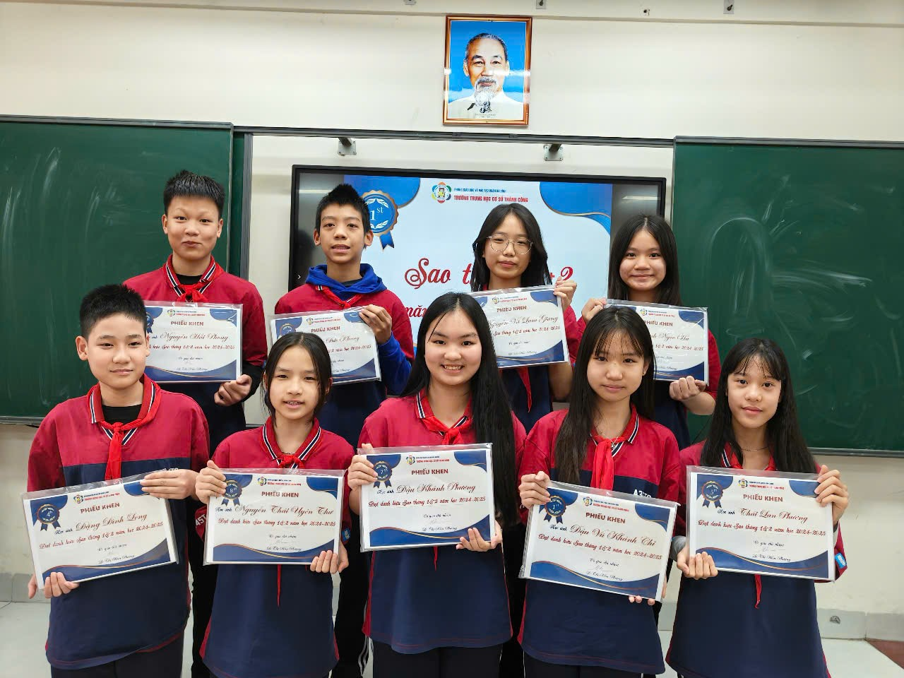 Ảnh có chứa trang phục, người, Mặt người, cười

Nội dung do AI tạo ra có thể không chính xác.
