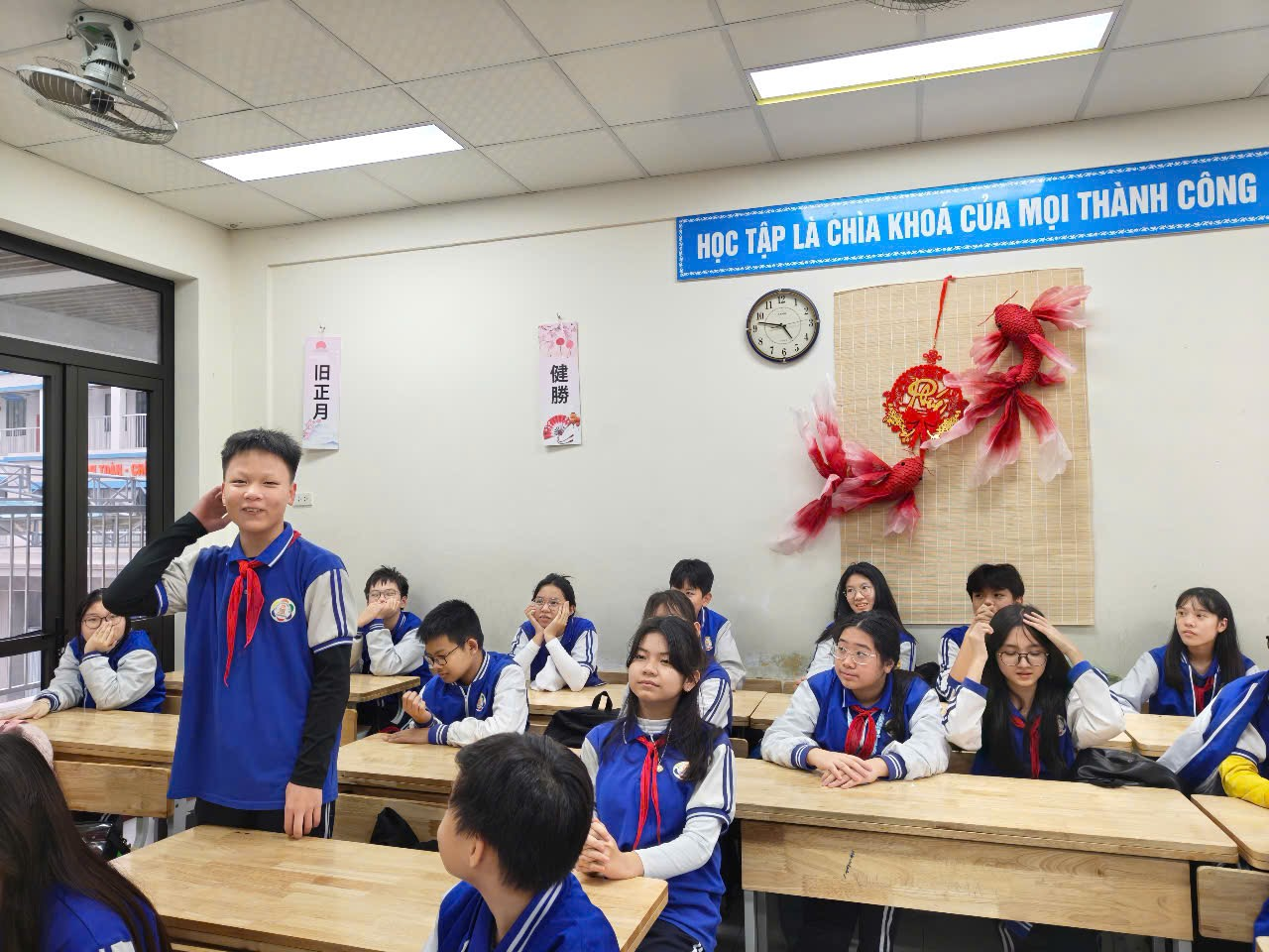 Ảnh có chứa trang phục, người, tường, trong nhà

Nội dung do AI tạo ra có thể không chính xác.