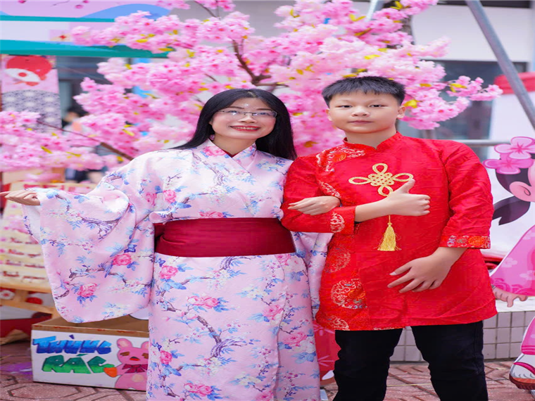 Ảnh có chứa trang phục, người, Mặt người, cười

Nội dung do AI tạo ra có thể không chính xác.