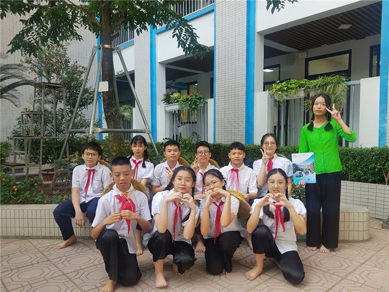 Ảnh có chứa trang phục, người, cười, giày dép

Nội dung do AI tạo ra có thể không chính xác.
