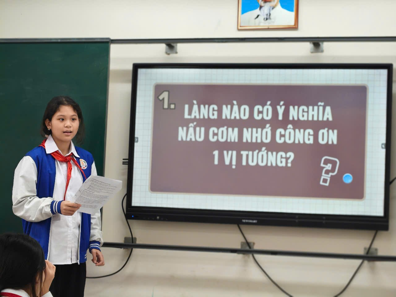 Ảnh có chứa trang phục, người, văn bản, Mặt người

Nội dung do AI tạo ra có thể không chính xác.