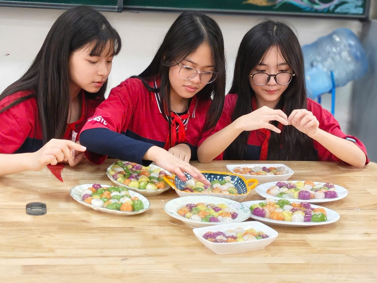 Ảnh có chứa người, trang phục, Mặt người, thực phẩm

Nội dung do AI tạo ra có thể không chính xác.