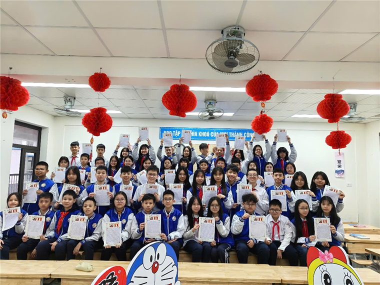 Ảnh có chứa trang phục, người, trong nhà, tường

Nội dung do AI tạo ra có thể không chính xác.