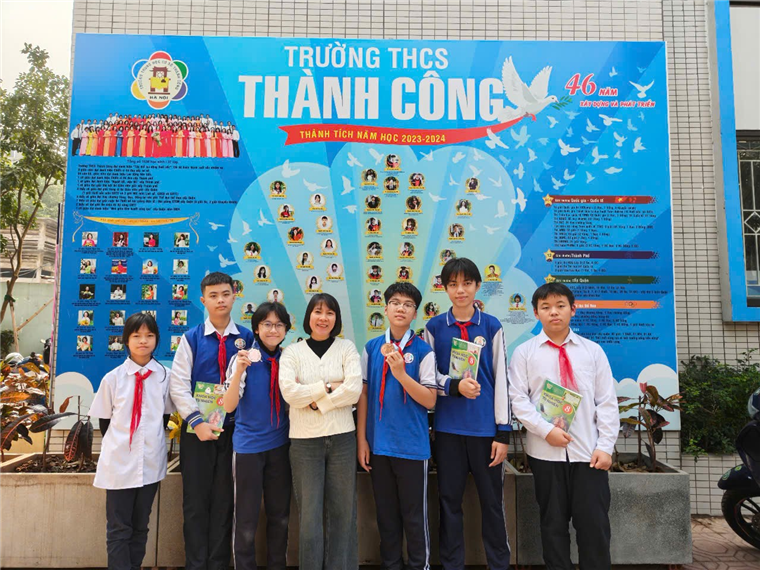 Ảnh có chứa trang phục, văn bản, người, cười

Nội dung do AI tạo ra có thể không chính xác.