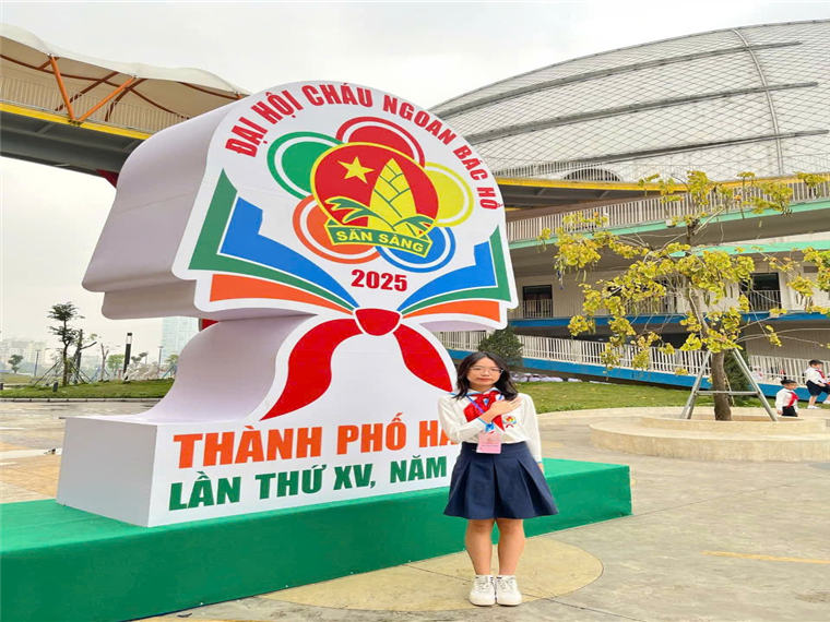 Ảnh có chứa trang phục, bầu trời, giày dép, sân chơi

Nội dung do AI tạo ra có thể không chính xác.