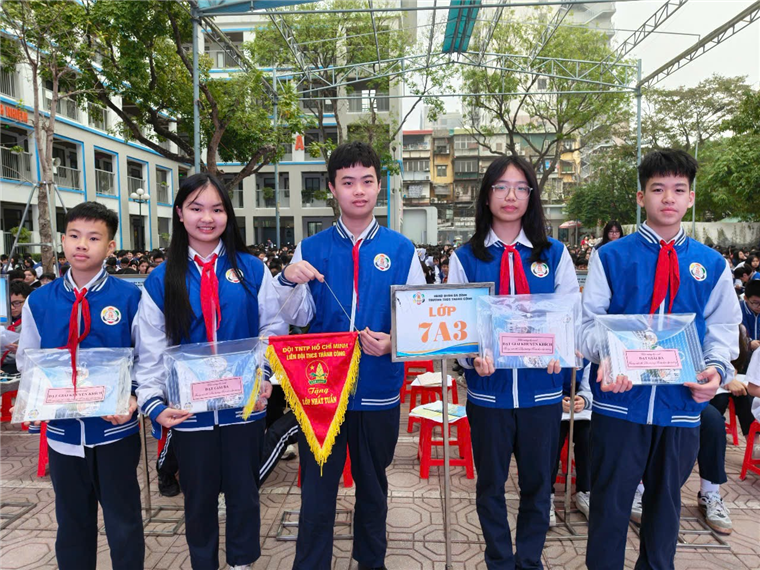 Ảnh có chứa người, trang phục, ngoài trời, cười

Nội dung do AI tạo ra có thể không chính xác.