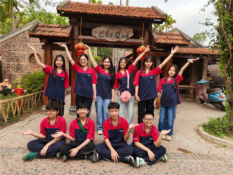 Ảnh có chứa trang phục, ngoài trời, người, cây cối

Nội dung do AI tạo ra có thể không chính xác.