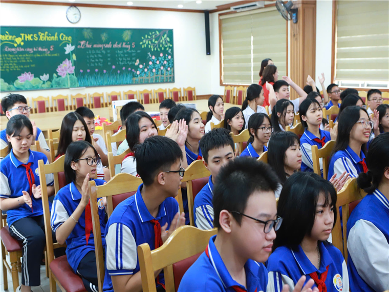 A group of students in a classroom

Description automatically generated