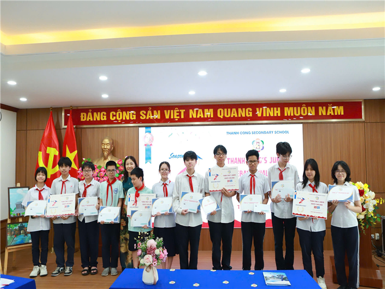 A group of people holding certificates

Description automatically generated