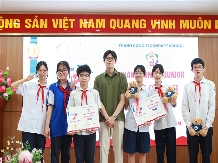 A group of people holding certificates

Description automatically generated