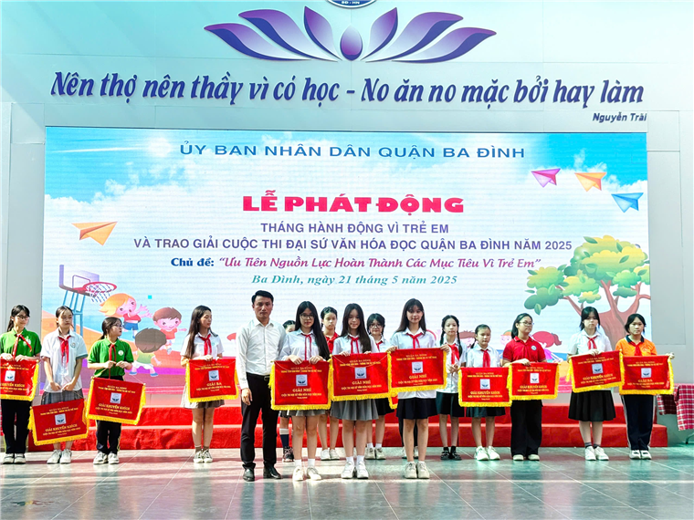 Ảnh có chứa văn bản, trang phục, người, con người

Nội dung do AI tạo ra có thể không chính xác.