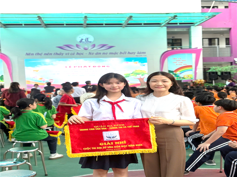 Ảnh có chứa trang phục, người, giày dép, Mặt người

Nội dung do AI tạo ra có thể không chính xác.