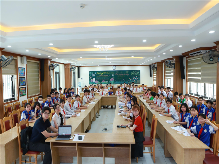 A group of people in a classroom

Description automatically generated
