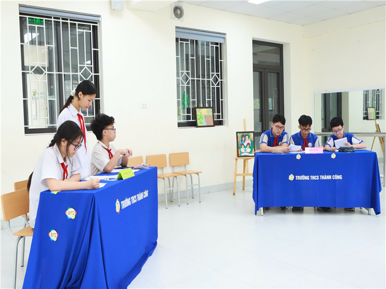 A group of people sitting at tables

Description automatically generated
