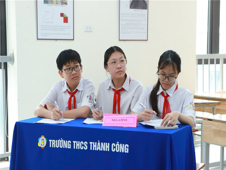 A group of students sitting at a table

Description automatically generated