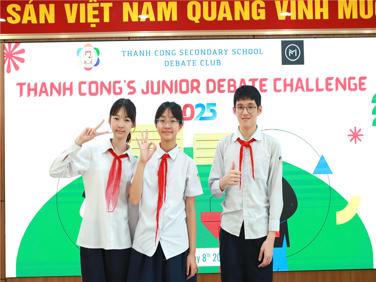A group of people in uniform

Description automatically generated