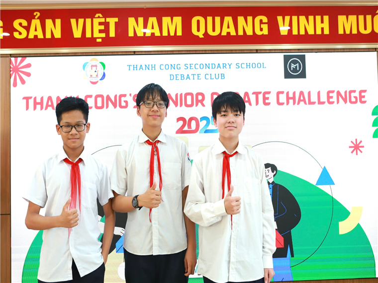 A group of boys in uniform

Description automatically generated