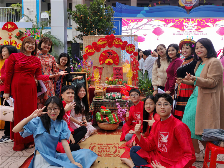 Ảnh có chứa trang phục, người, Truyền thống, cười

Nội dung do AI tạo ra có thể không chính xác.
