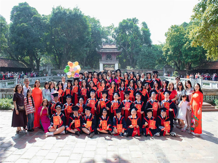Ảnh có chứa ngoài trời, trang phục, cây cối, người

Nội dung do AI tạo ra có thể không chính xác.