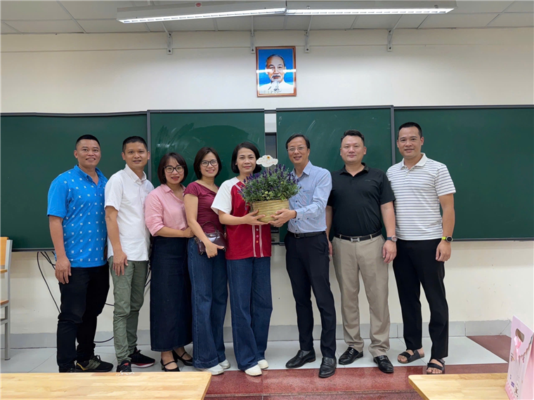 Ảnh có chứa trang phục, người, tường, đàn ông

Nội dung do AI tạo ra có thể không chính xác.