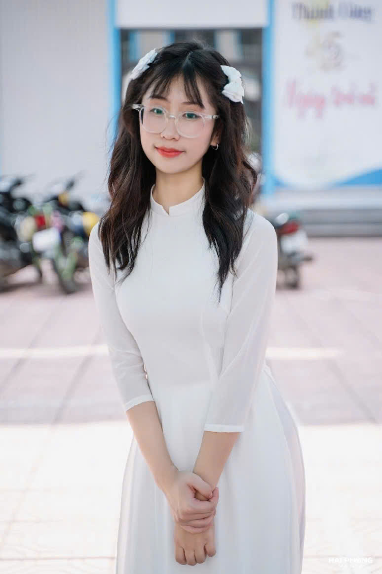 A person in a white dress

AI-generated content may be incorrect.