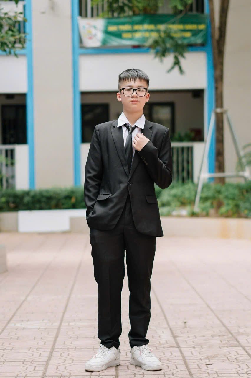 A person in a suit

AI-generated content may be incorrect.