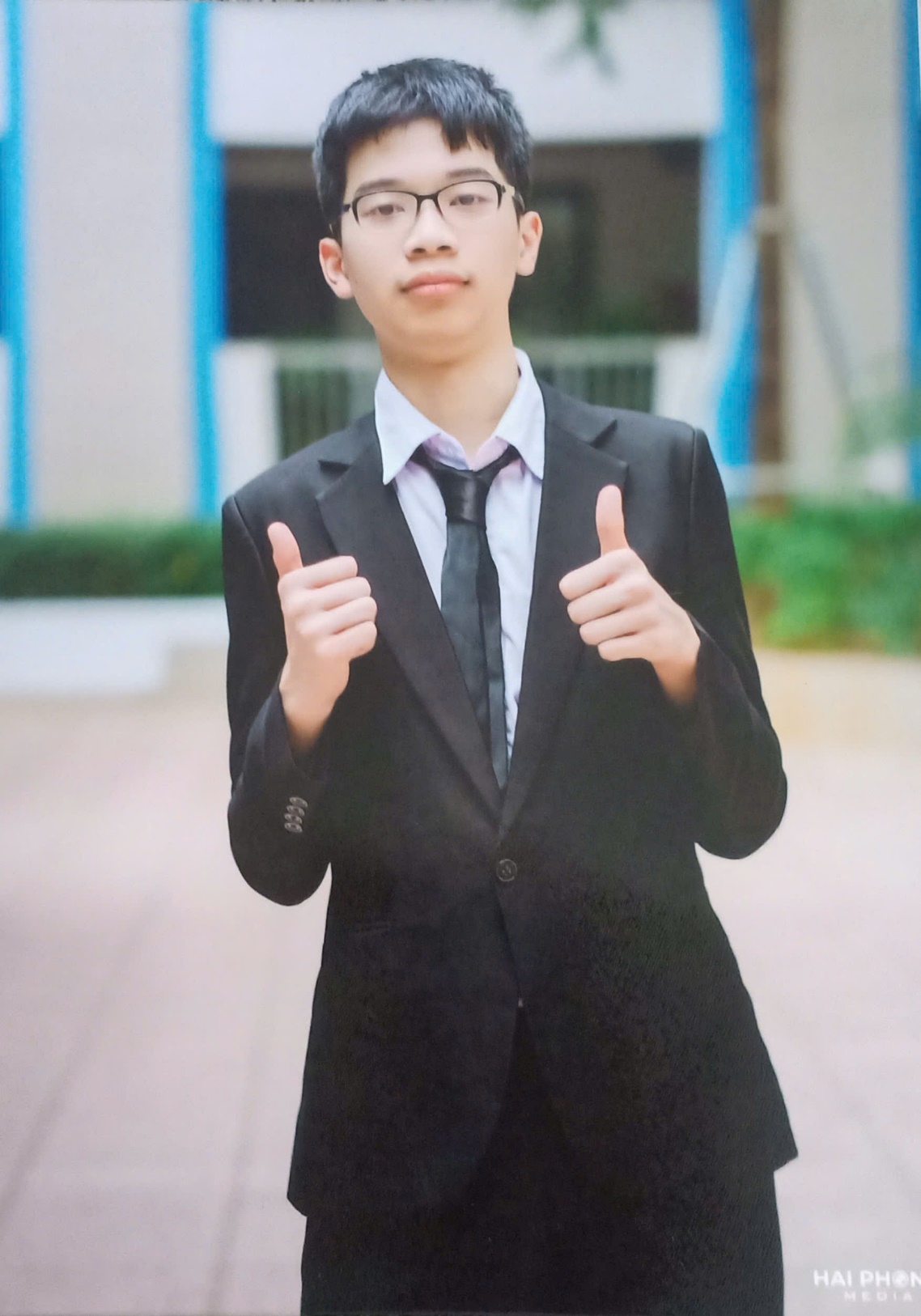 A person in a suit giving thumbs up

AI-generated content may be incorrect.