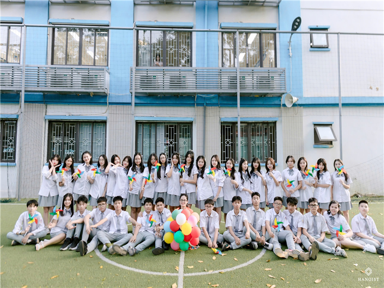 A group of students posing for a photo

Description automatically generated