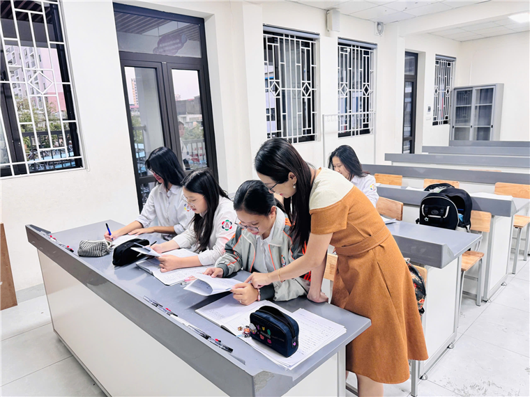 A group of people in a classroom

Description automatically generated