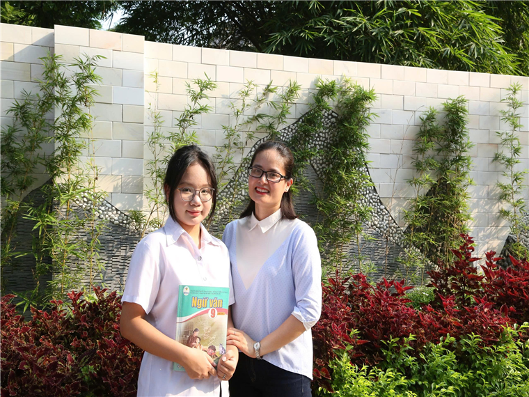 Ảnh có chứa người, trang phục, ngoài trời, cười

Nội dung do AI tạo ra có thể không chính xác.
