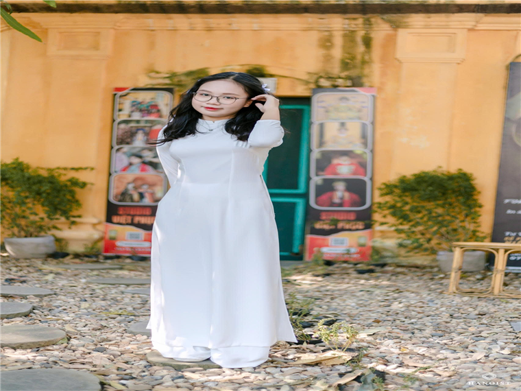 Ảnh có chứa trang phục, áo dài, Người phụ nữ, ngoài trời

Nội dung do AI tạo ra có thể không chính xác.