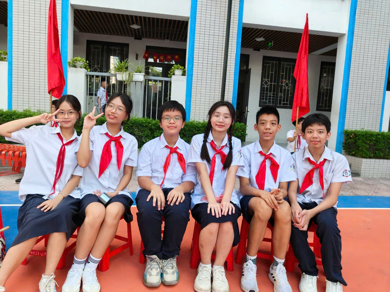 Ảnh có chứa người, trang phục, giày dép, đội nhóm

Nội dung do AI tạo ra có thể không chính xác.