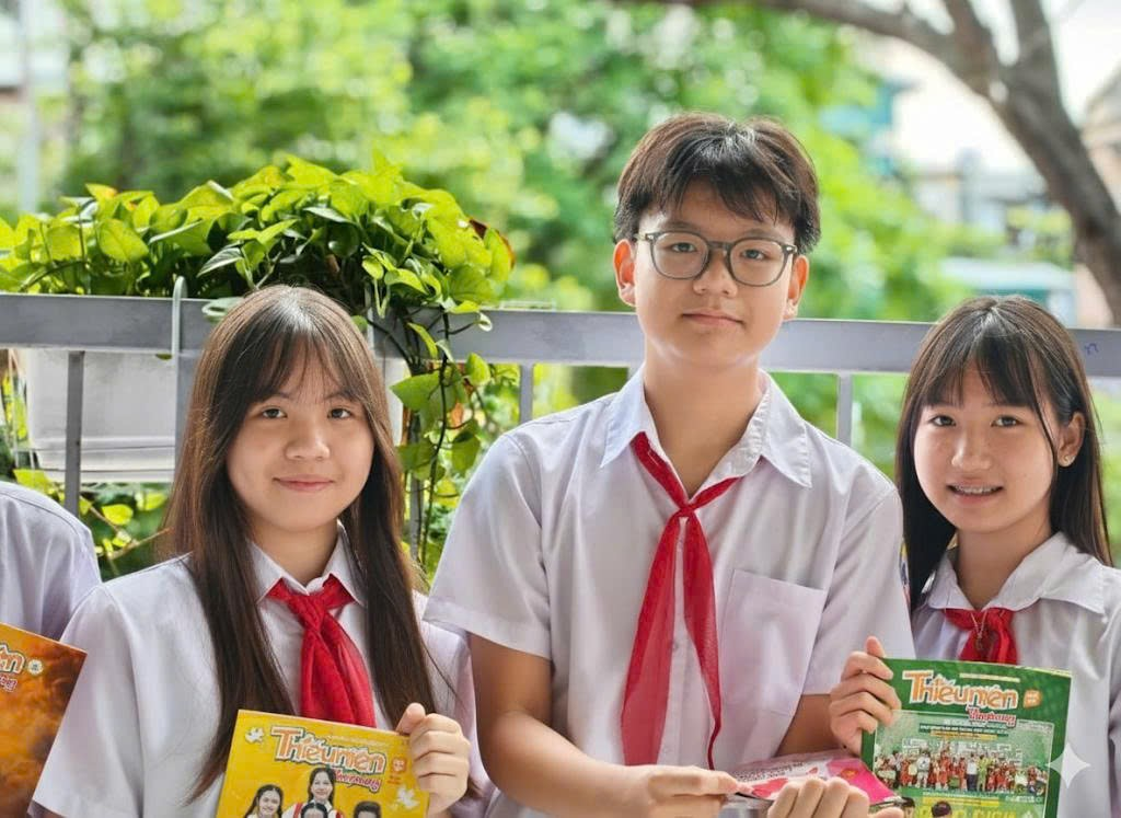 Ảnh có chứa người, trang phục, Mặt người, ngoài trời

Nội dung do AI tạo ra có thể không chính xác.