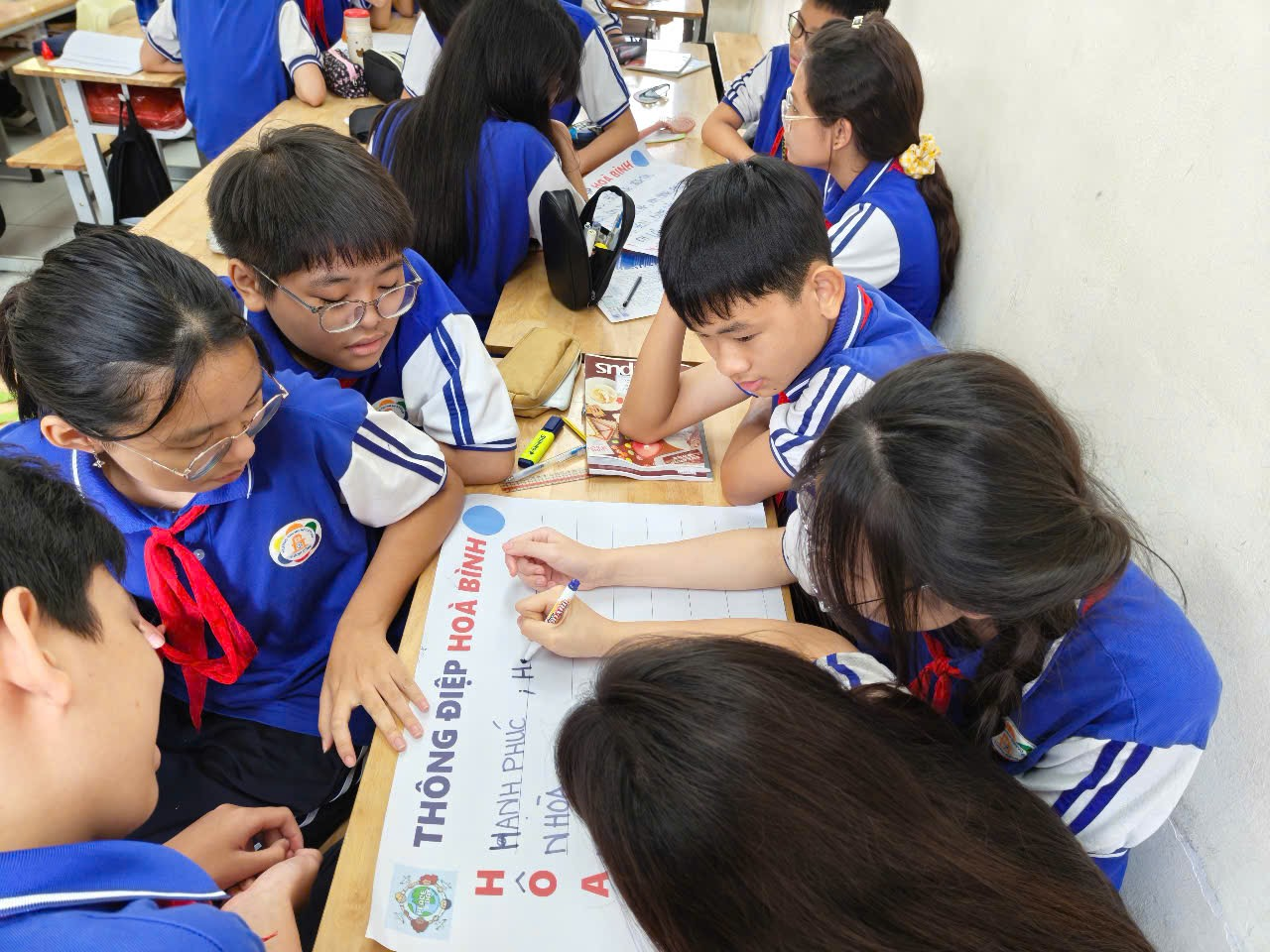 Ảnh có chứa trang phục, người, Mặt người, cô gái

Nội dung do AI tạo ra có thể không chính xác.