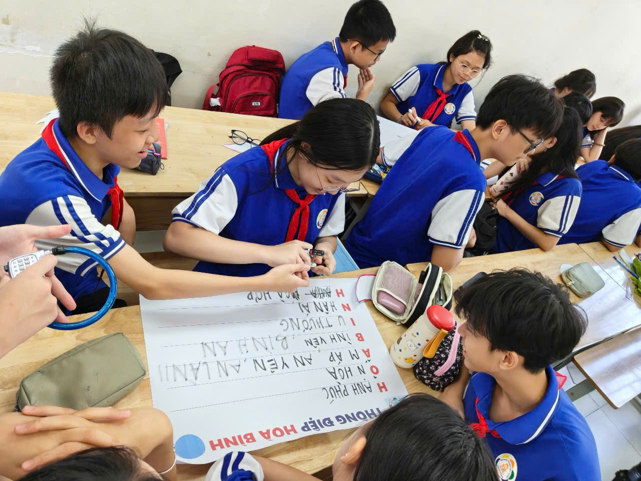Ảnh có chứa trang phục, người, chữ viết tay, Mặt người

Nội dung do AI tạo ra có thể không chính xác.