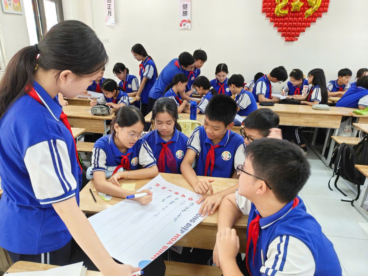 Ảnh có chứa trang phục, người, Học tập, trong nhà

Nội dung do AI tạo ra có thể không chính xác.