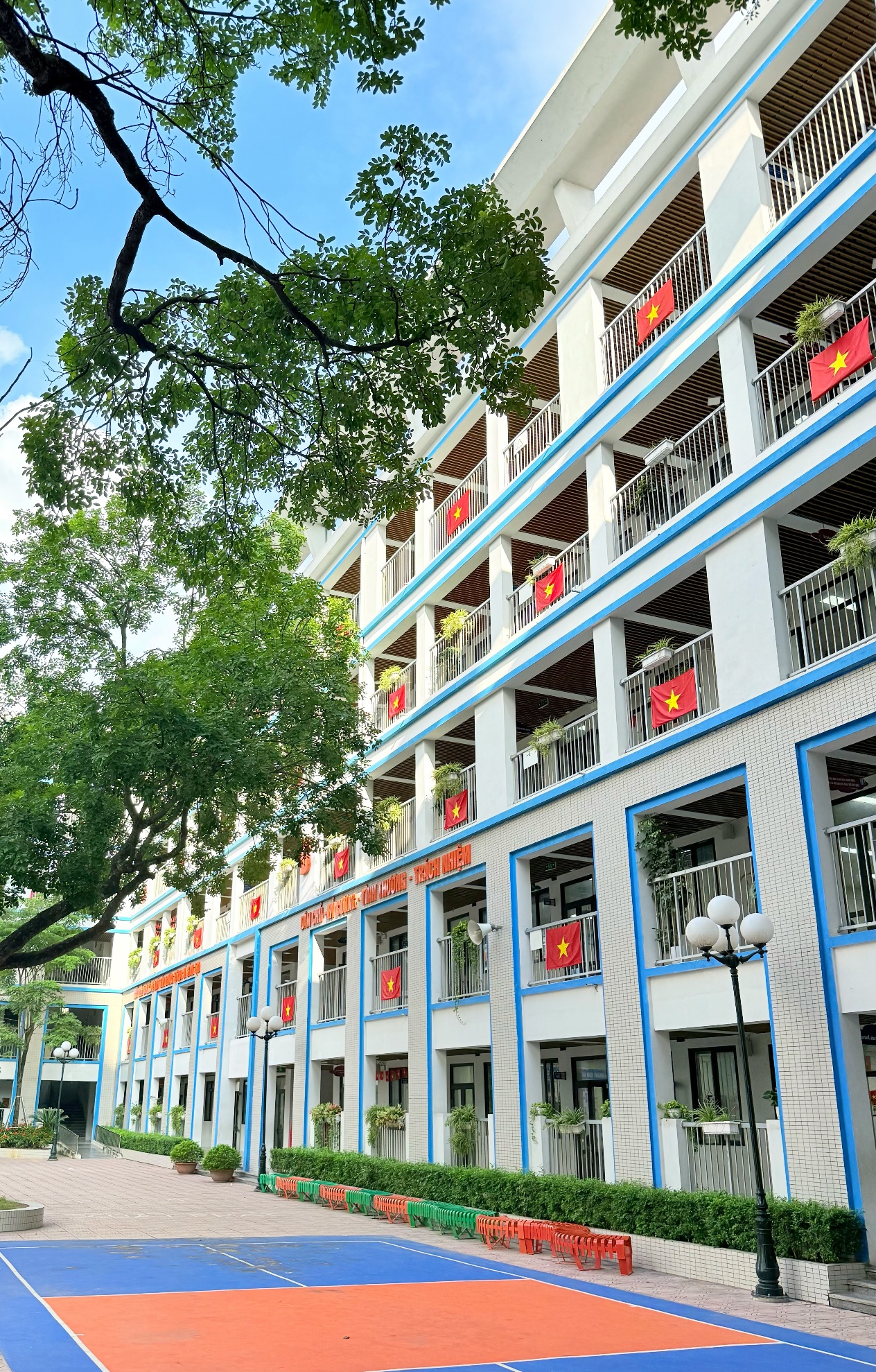 Ảnh có chứa ngoài trời, bầu trời, tòa nhà, cây cối

Nội dung do AI tạo ra có thể không chính xác.