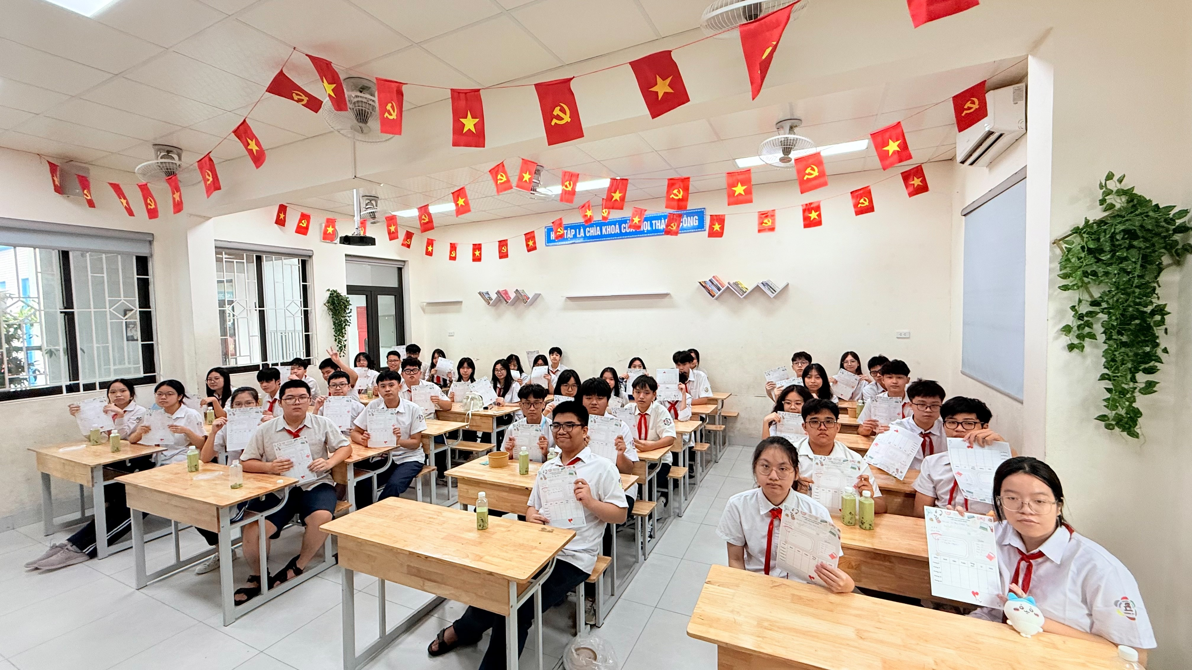Ảnh có chứa trang phục, đồ đạc, trong nhà, tường

Nội dung do AI tạo ra có thể không chính xác.
